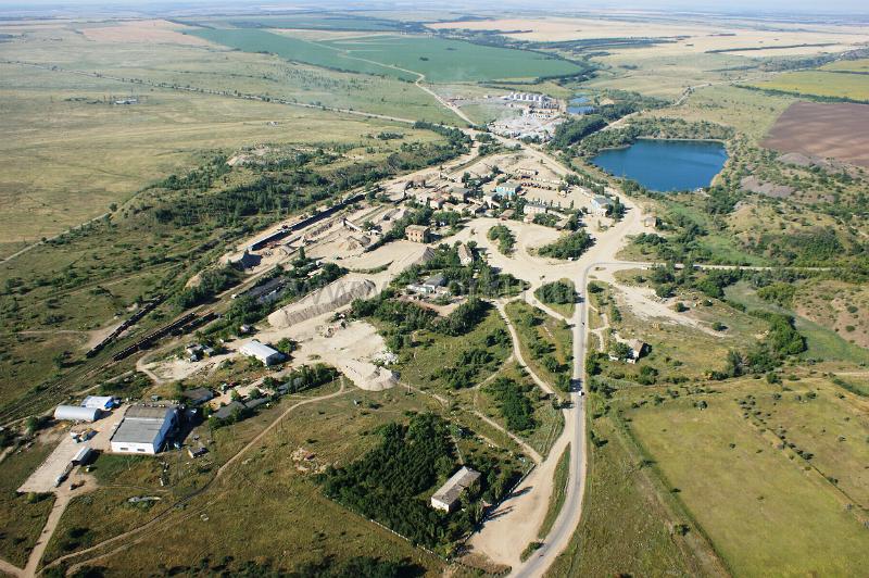 Погрузка. Внизу фото заводоуправление.