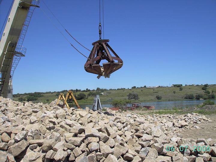 Погрузка барж бутовым камнем