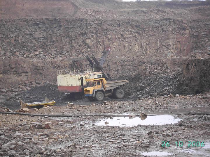 Карьер. Погрузка белазов горной массой.