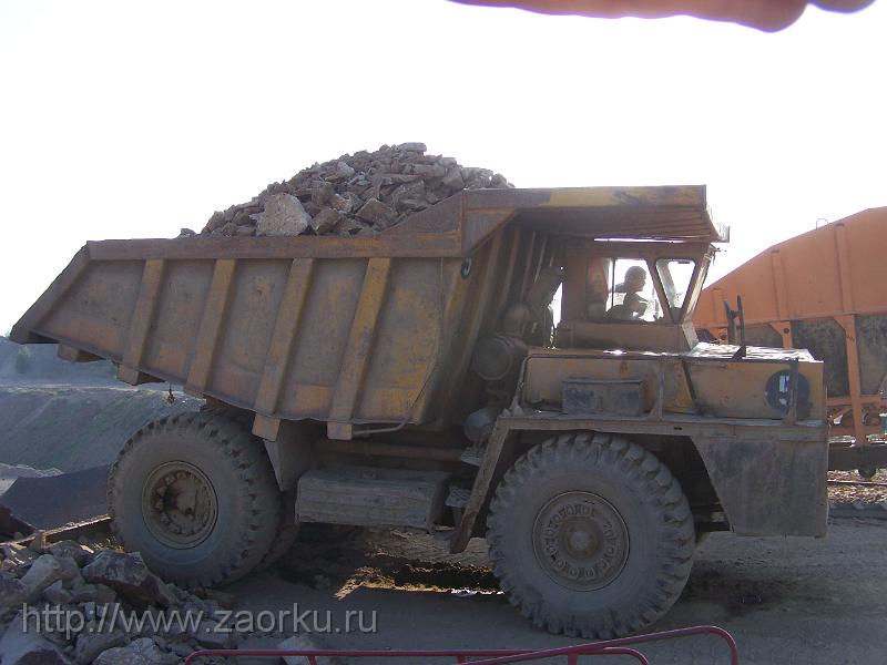Белаз на выгрузке в карьере.