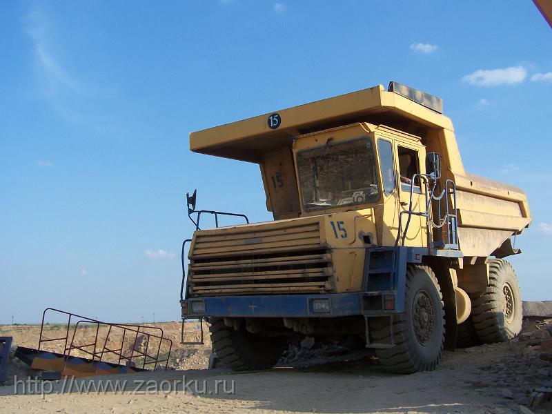 Белаз 7540 на выгрузке в карьере