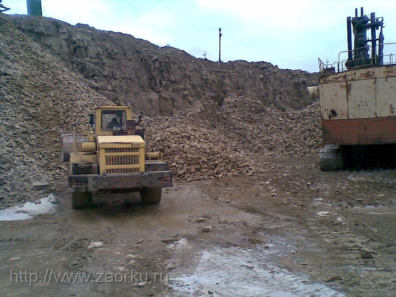 Работа погрузчика в карьере