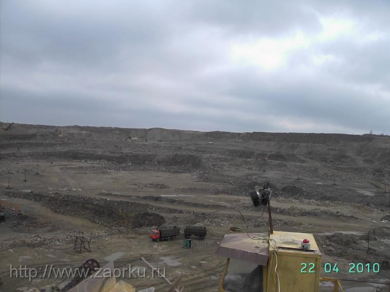 Карьер. Камаз ждет погрузки камнем бутовым фр.300-600