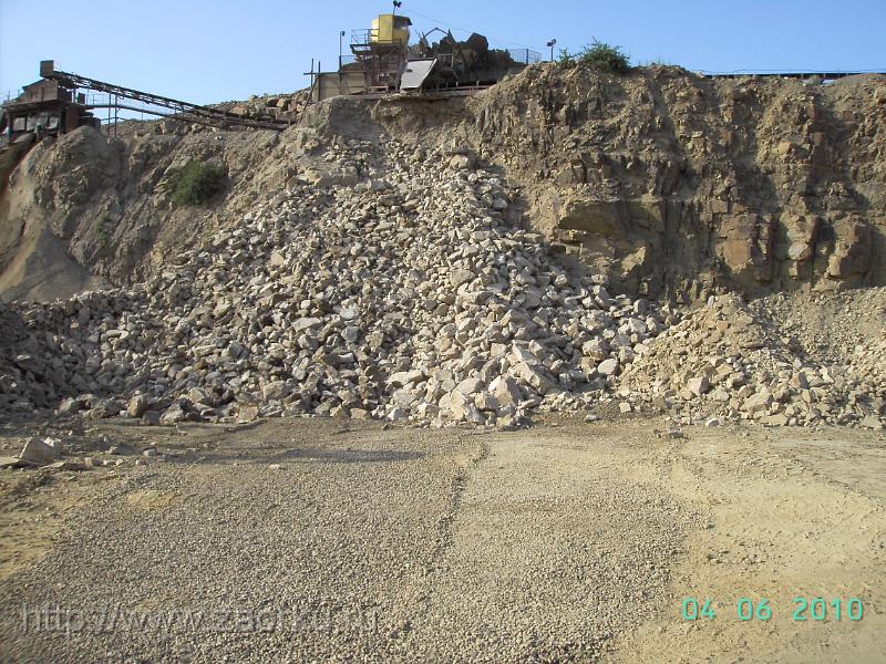 Карьер. Камень бутовый фракции 300-600 у грохота.