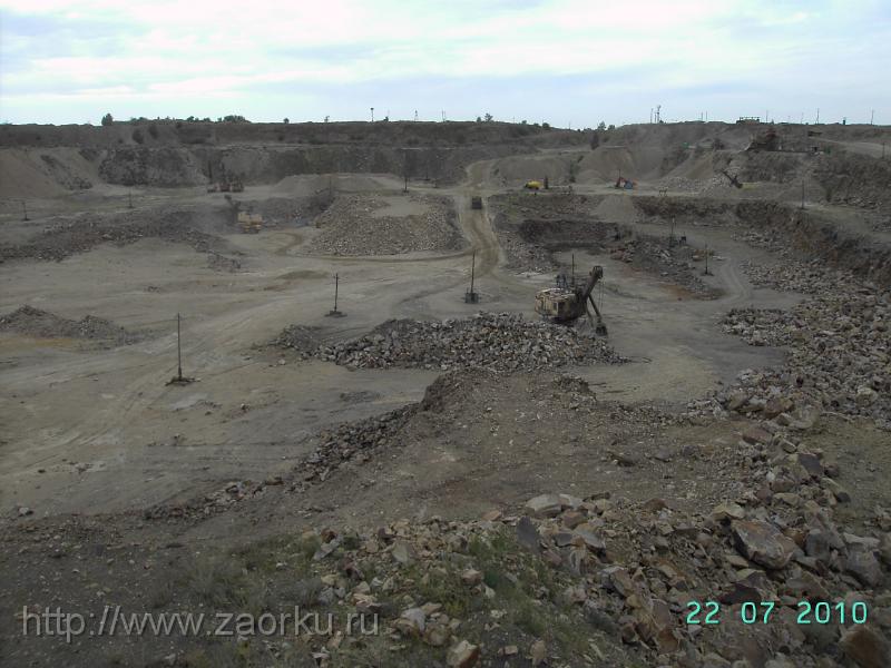 Карьер. ЭКГ-5. Буровые установки на заднем плане.